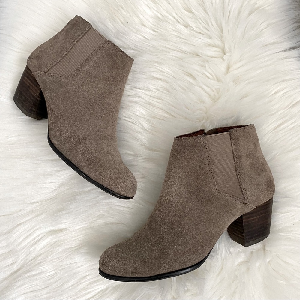 Lucky Brand Tuylane brown tan ankle bootie suede chelsea side zip size 7M beige